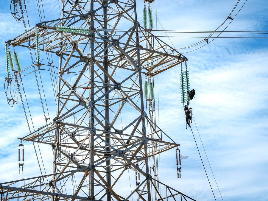 Overhead transmission tower and conductors